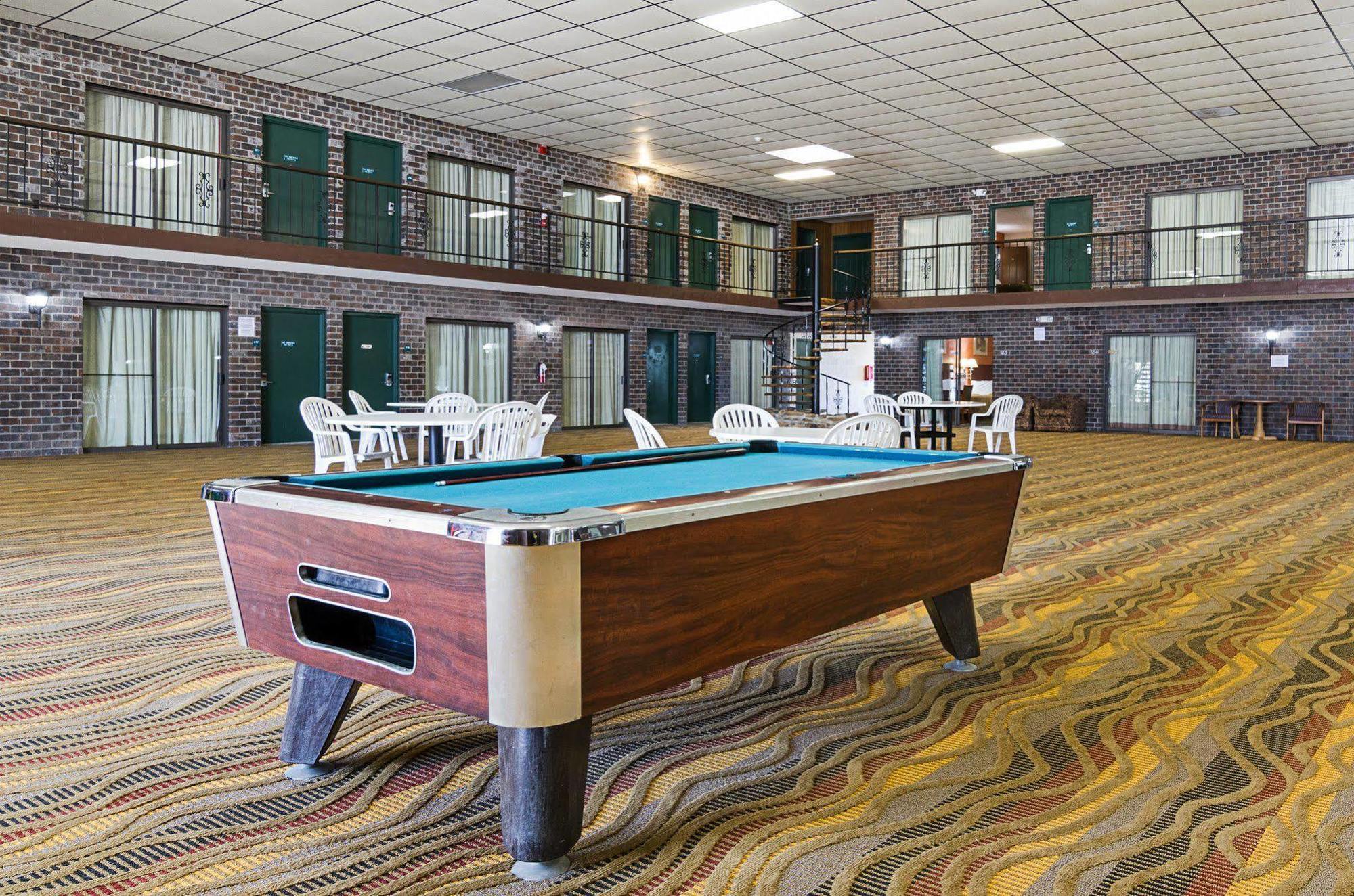 Econo Lodge Mcpherson Exterior foto
